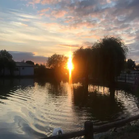 Wooden Chalet, For 4 People Air-conditioned Domek alpejski